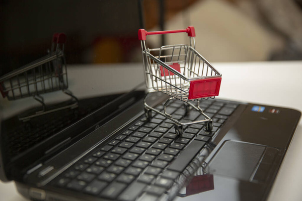koszyk zakupów na klawiaturze komputera jako symbol zakupów internetowych - Zdjęcie, obraz