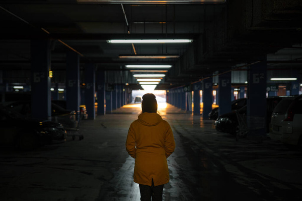 γυναίκα με τα πόδια από το εμπορικό κέντρο υπόγειο πάρκινγκ χειμώνα στολή αντίγραφο χώρου - Φωτογραφία, εικόνα
