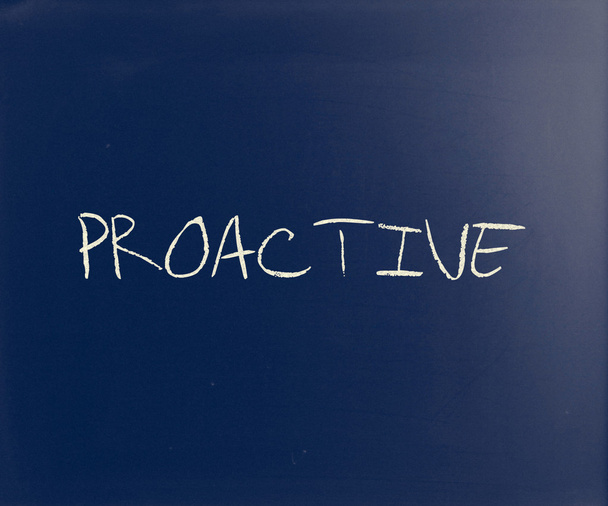 Écrit "proactif" à la craie blanche sur un tableau noir
 - Photo, image