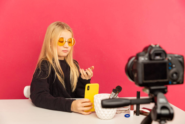 Menina feliz em casa falando na frente da câmera para vlog. Adolescente trabalhando como blogueiro, gravando vídeo tutorial para Internet
. - Foto, Imagem