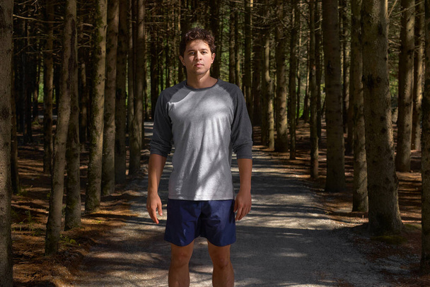 Spor ve spor koşucusu portresi maraton koşusundan sonra ormanda dinleniyor ve açık havada yüksek yoğunluklu koşu antrenmanı yapıyor. Erkek atlet spor modeli formda ve sağlıklı hedefler. - Fotoğraf, Görsel