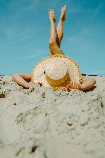 夏休みに砂のビーチで足を渡り - 写真・画像