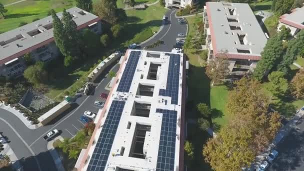 Установка фотоэлектрических солнечных панелей в здании для пенсионеров в Калифорнии, США. Вид с воздуха. Концепция возобновляемой и устойчивой энергетики
 - Кадры, видео