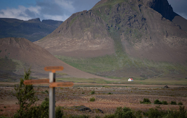 huts and steel signpost in Laugavegur hiking track, iceland - Foto, Bild