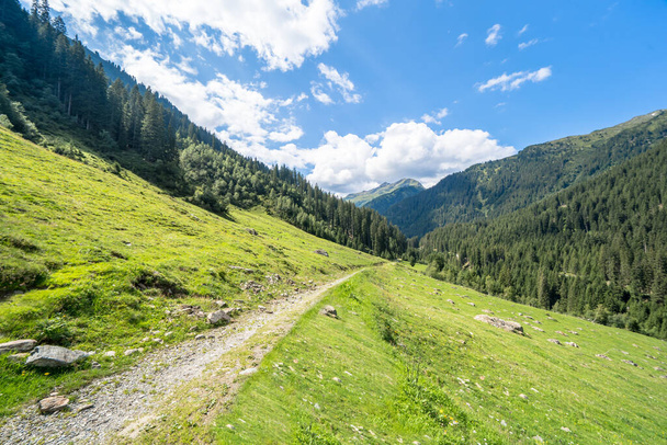Chemin de randonnée dans les Alpes, Saint Anton, Tyrol, Autriche
 - Photo, image