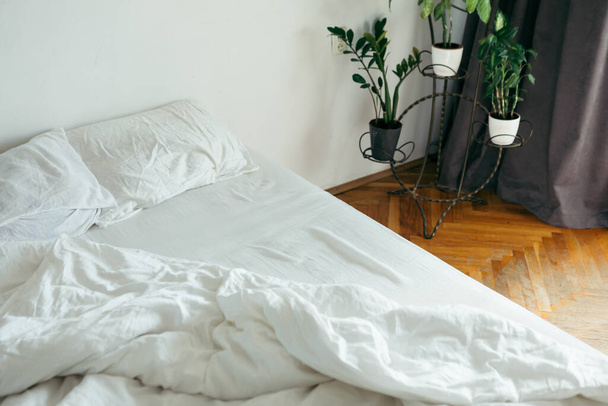 κρεβάτι με λευκά φύλλα close up φωτεινό πρωινό φως αντίγραφο χώρου - Φωτογραφία, εικόνα