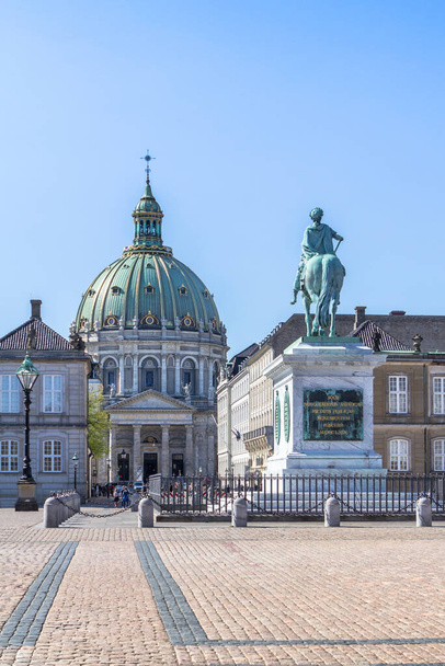 Socha Frederik v. na koni Amalienborg náměstí v Kodani, Dánsko - Fotografie, Obrázek