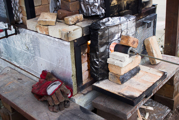 kerámiatermékek faégetése házi készítésű tűzhelyen. Kezdődik. Jelentéstétel - Fotó, kép