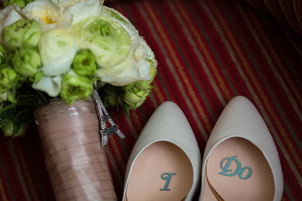 Düğün ayakkabıları ve düğün buketi beyaz güller ve kelimeler ben ve Do. - Fotoğraf, Görsel