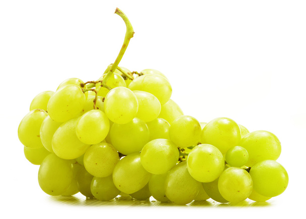 Ramo de uvas frescas aisladas en blanco
 - Foto, Imagen