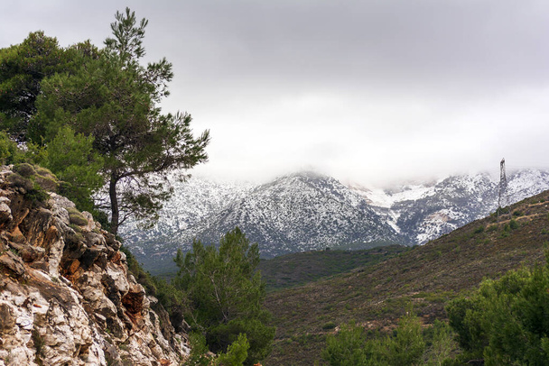 Montagna Penteli con vetta coperta di neve. Attica. Grecia
. - Foto, immagini