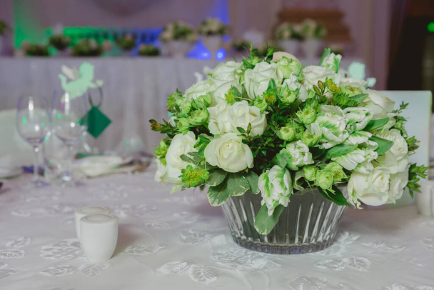 Bruiloft tafel decoratie, bruiloft instelling, bruiloft bloemen op tafel, ondiepe scherptediepte van het veld - Foto, afbeelding