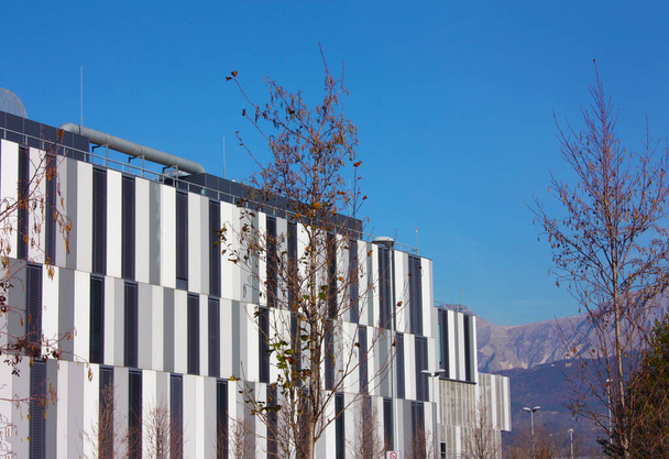 Centro de salud del hospital público en Italia en un edificio en el norte de Toscana hecho de texturas rectangulares verticales grises blancas y negras en Massa
 - Foto, imagen