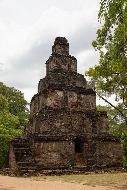 Polonnaruwa, Sri lanka, Sept 2015: Ruins, reclaimed from the jungle. Polonnaruwa was established by the Cholas as capital city under the name Jananathapuram in the 10th century. - Fotoğraf, Görsel