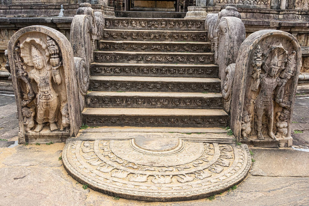 Polonnaruwa, Sri lanka : Pierre de lune représentant la naissance, la pourriture, la maladie et la mort, sculptures sur le sol trouvées aux entrées des sites religieux
 - Photo, image