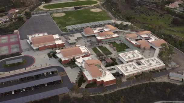 Gimnazjum Santa Clarita, widok panoramiczny z panelami słonecznymi - Materiał filmowy, wideo