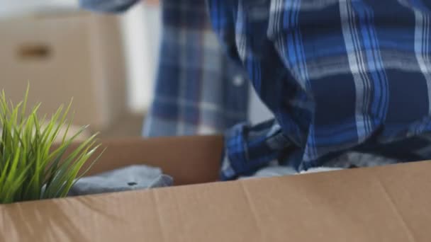 Young family moving into new home, unpacking - Séquence, vidéo