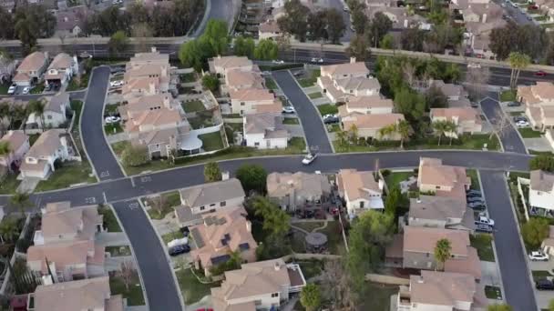 Vista aérea sobre as ruas residenciais da cidade suburbana em Santa Clarita, Califórnia
 - Filmagem, Vídeo