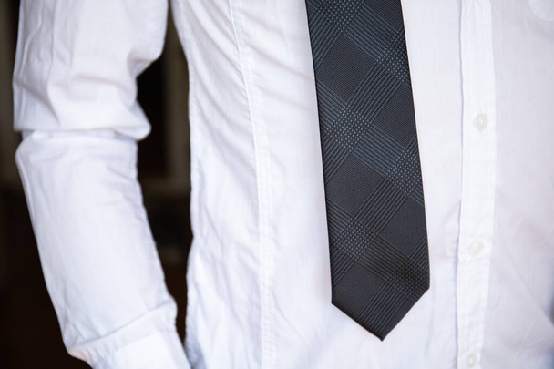 elegáns stílusos nyakkendő és fehér ing - Fotó, kép