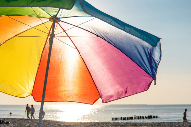 heldere kleurrijke strandparasol voor zonwering - Foto, afbeelding
