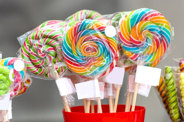 caramelo de color brillante en un palo
 - Foto, Imagen