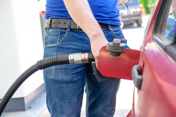 Mann tankt Benzin im Auto an der Tankstelle - Foto, Bild