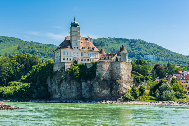 Вид з Дунаю замку Шонбухель у Вахау, одному з об'єктів спадщини Унеско Австрії. - Фото, зображення