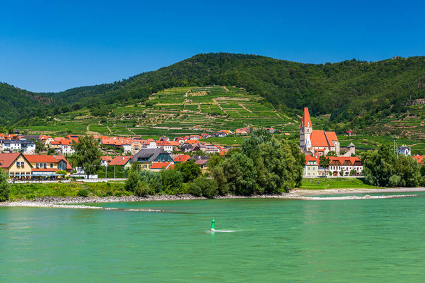 Blick von der Donau auf das Dorf Weißenkirchen in der Wachau, eines der Unesco-Welterbestätten Österreichs - Foto, Bild