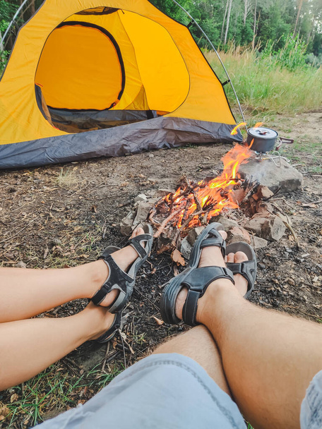 pareja sentado cerca de fuego camping concepto copia espacio actividades de verano
 - Foto, imagen