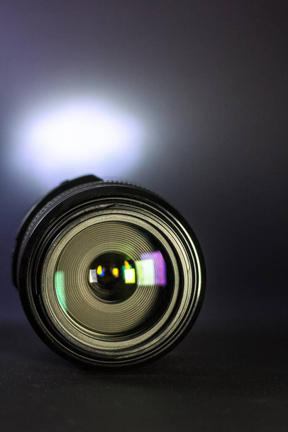 Professionele Dslr lens op zwarte achtergrond - Foto, afbeelding