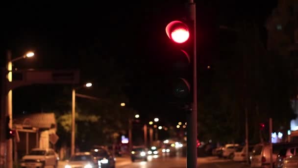 Η κίνηση τη νύχτα σταματάει σε ένα φανάρι που περιμένει να πρασινίσει. Σταματήστε το φως αργά στροφή από το κόκκινο στο πράσινο. - Πλάνα, βίντεο