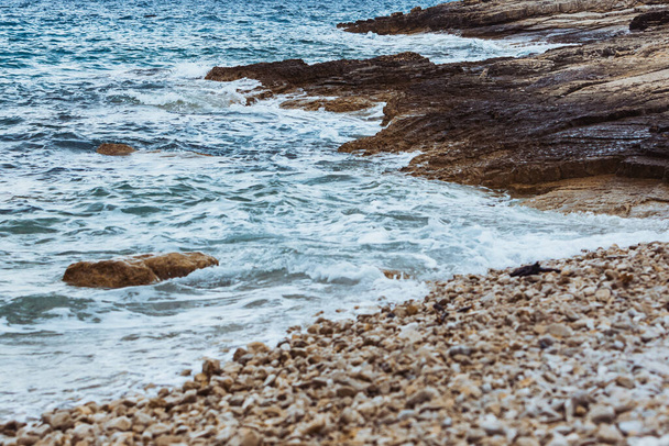 vista de la playa del mar rocoso en tiempo de tormenta. espacio de copia. antecedentes
 - Foto, imagen