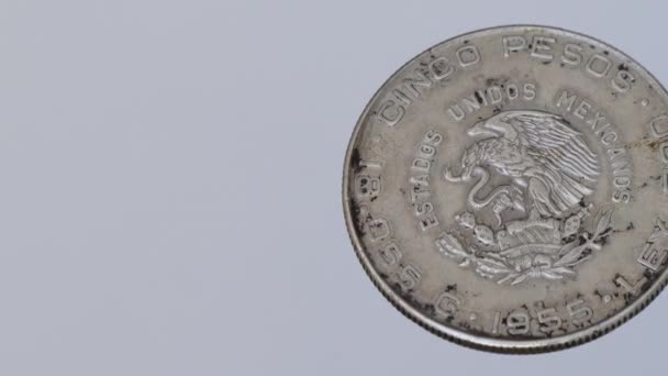 Vieja moneda mexicana de 5 pesos con el héroe mexicano Miguel Hidalgo. - Imágenes, Vídeo