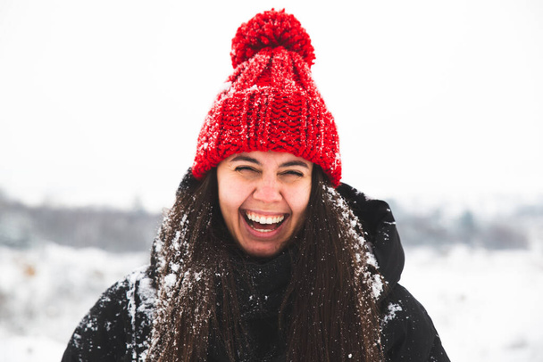 portrét mladé hezké ženy v červeném klobouku s bubo úsměvem. zimní čas - Fotografie, Obrázek