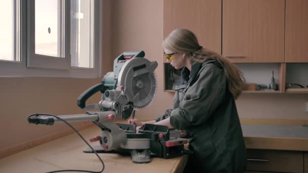 Dziewczyna w warsztacie piłowania materiałów drewnianych - Materiał filmowy, wideo