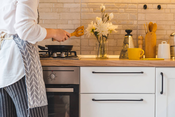friggere donna sulla padella vista in cucina. copia spazio
 - Foto, immagini