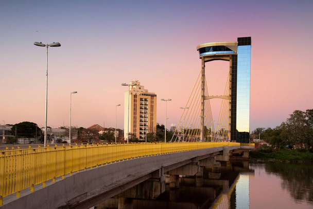 pont suspendu par câble au-dessus de la rivière tiete au coucher du soleil
. - Photo, image