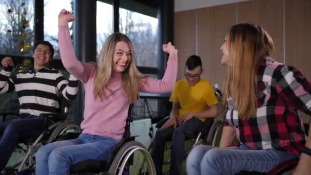 Vrolijke gehandicapte vrouwen verheugen zich over overwinning in het spel - Video