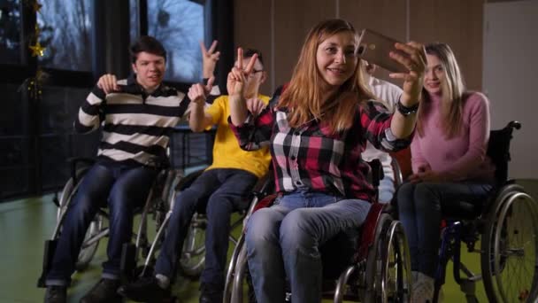 Pessoas deficientes felizes em cadeiras de rodas fazendo selfie
 - Filmagem, Vídeo