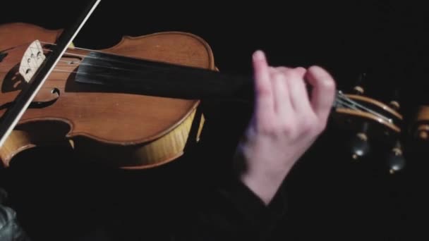 Violinista tocando violino na escuridão de perto. Músico clássico tocando com um violino
. - Filmagem, Vídeo