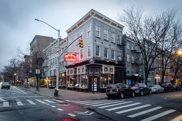 New York, NY / États-Unis - 3 mars 2020 : Image de paysage de l'historique White Horse Tavern à Hudson Street et 11th Street, est connue pour sa culture bohème des années 1950 et 1960
 - Photo, image