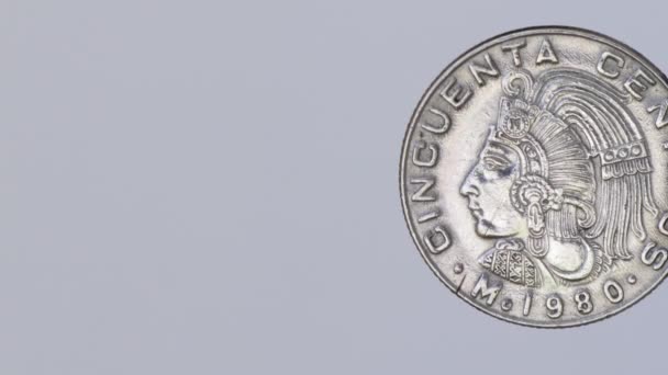 Куаутемок в старой 50-центовой монете из Мексики - Кадры, видео