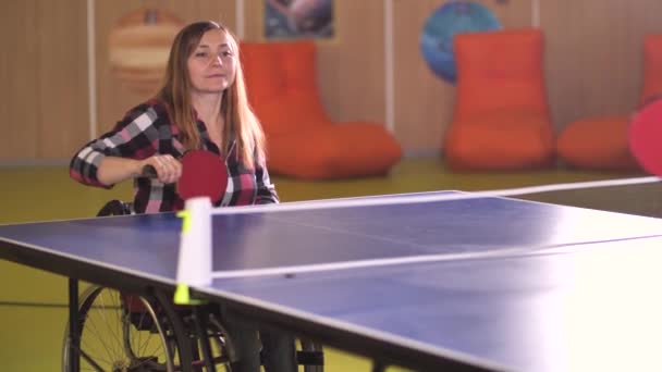 Fröhliche behinderte Frau zeigt V-Zeichen während Spiel - Filmmaterial, Video