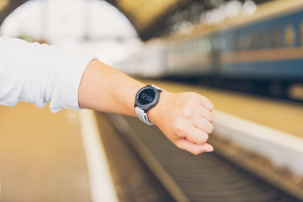 рука людини з розумним годинником на зап'ясті крупним планом
 - Фото, зображення