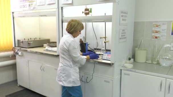 Bacteriological laboratory. Biochemical analysis. The laboratory assistant performs spectrophotometric analysis. - Filmati, video