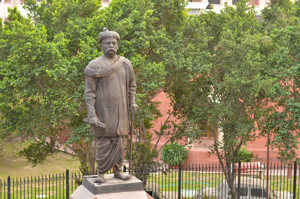Giant standbeeld van Bal Gangadhar Tilak in de buurt Pragati Maidan, Tilak marg in de buurt van het Hooggerechtshof complex New Delhi, India. Indiase nationalist, leraar & een vrijheidsstrijder in India 's onafhankelijkheidsstrijd - Foto, afbeelding