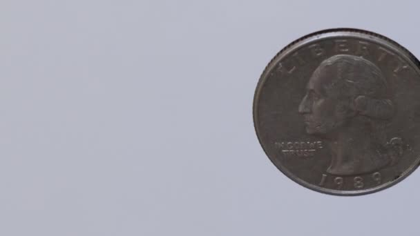 Cuarto dólar que gira sobre fondo blanco - Imágenes, Vídeo