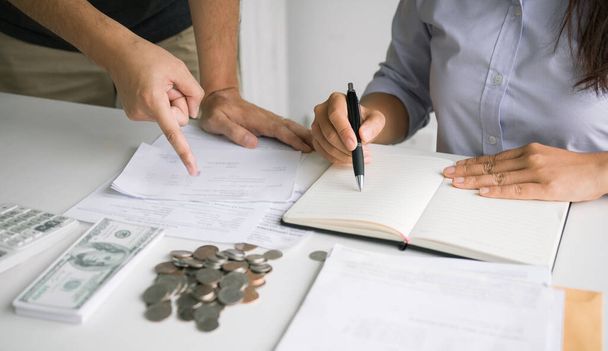 Zwei asiatische Paare und Männer und Frauen analysieren gemeinsam Ausgaben oder Finanzen auf Festgeldkonten und Tageseinkommensquellen mit einem sparwirtschaftlichen Konzept. - Foto, Bild