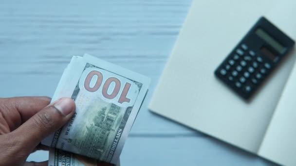 Close-up de pessoa contando dinheiro, nós 100 dólares
  - Filmagem, Vídeo