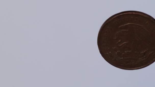 Беніто Хуарес у старій монеті над білим фоном. - Кадри, відео